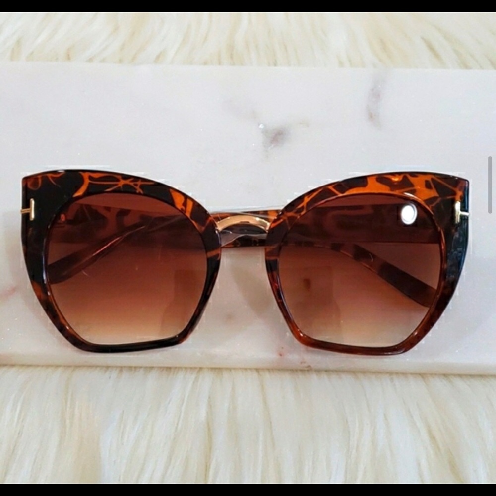 New Leopard Cat Eye SunGlasses with Gold Accents - Picture 6 of 7